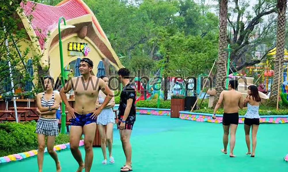 水上游乐设施纷繁多样，包括众多刺激、考验身体技巧的娱乐项目