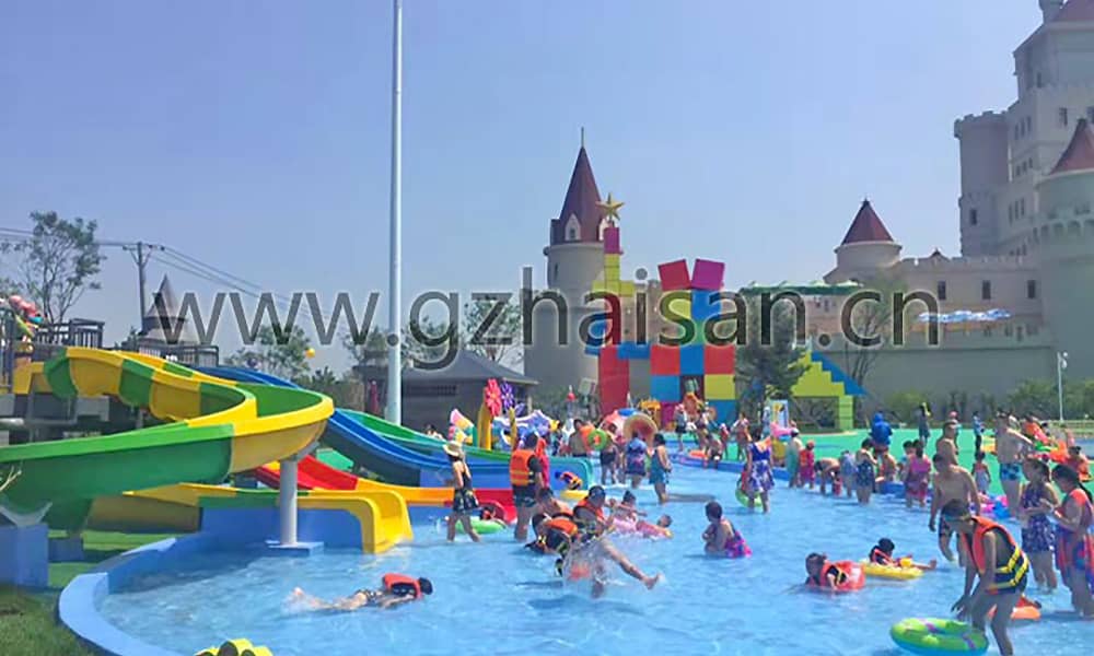 合家欢乐的儿童嬉水天地