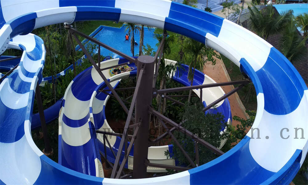 鳄鱼水滑梯探险记：欢乐刺激的水上冒险