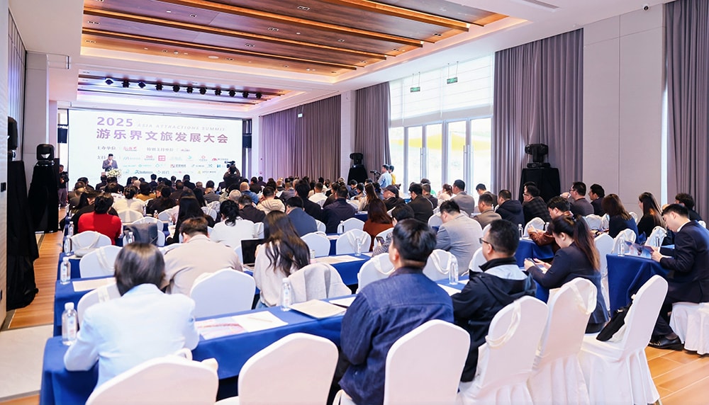 科技铸就非凡体验，专业成就行业标杆——jinnianhui今年会游乐荣膺2025金冠奖“杰出水滑道设备奖”