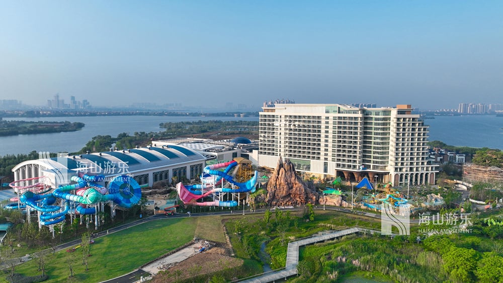 科技铸就非凡体验，专业成就行业标杆——jinnianhui今年会游乐荣膺2025金冠奖“杰出水滑道设备奖”